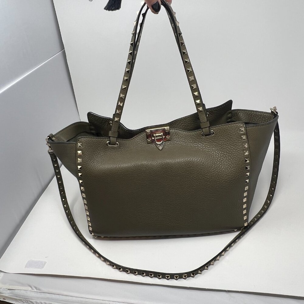 100% Authentic - VALENTINO PEBBLE LEATHER ROCKSTUD MEDIUM TRAPEZE TOTE